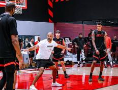 火(huǒ)箭训练氛(fēn)围紧张！申京隔扣亞(yà)当斯，史密(mì)斯迎战两人暴扣