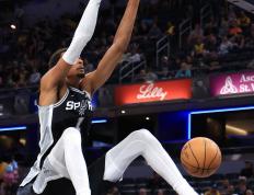 马刺续约达龙福(fú)克斯，注重长远布局