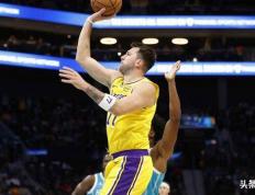 霸气，湖人隊(duì)卢卡·东契奇在隔扣黄蜂隊(duì)球员后怒斥裁判