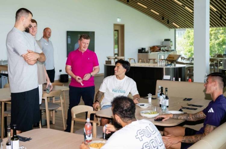 聯(lián)动！祖巴茨等NBA球员造访卡灵顿，获赠曼聯(lián)球衣