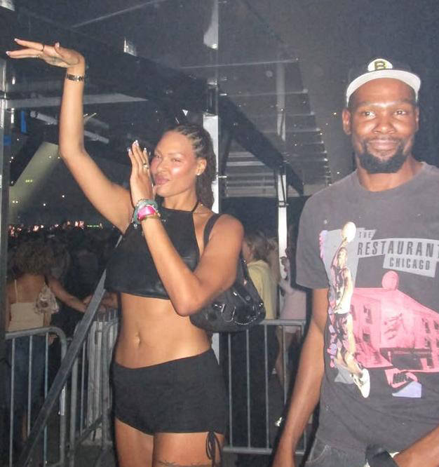 火(huǒ)箭训练氛(fēn)围紧张！申京隔扣亞(yà)当斯，史密(mì)斯迎战两人暴扣