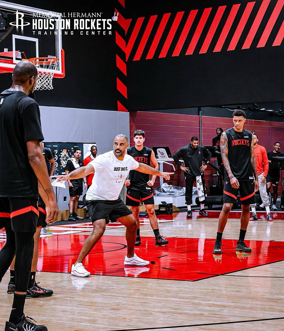 火(huǒ)箭訓(xùn)练赛场激烈對(duì)抗，申京隔扣亚当斯，小史(shǐ)密斯暴扣两人