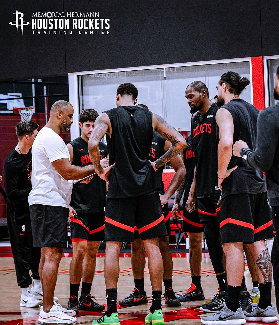 火(huǒ)箭訓(xùn)练赛场激烈對(duì)抗，申京隔扣亚当斯，小史(shǐ)密斯暴扣两人