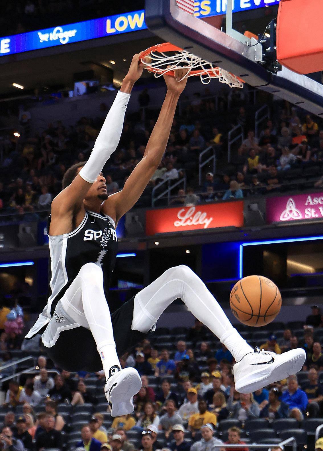 马刺续约达龙福(fú)克斯，注重长远布局