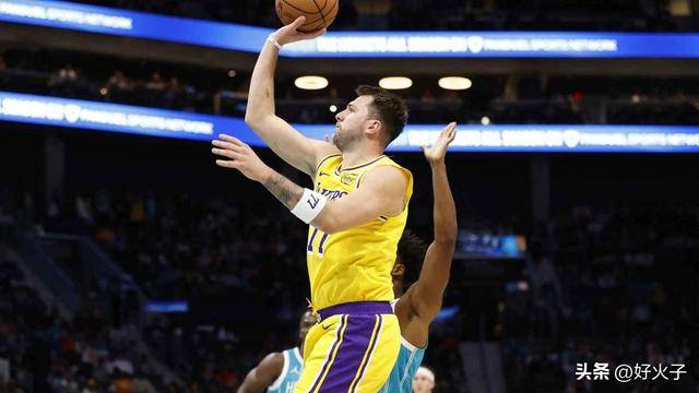 霸气，湖人隊(duì)卢卡·东契奇在隔扣黄蜂隊(duì)球员后怒斥裁判