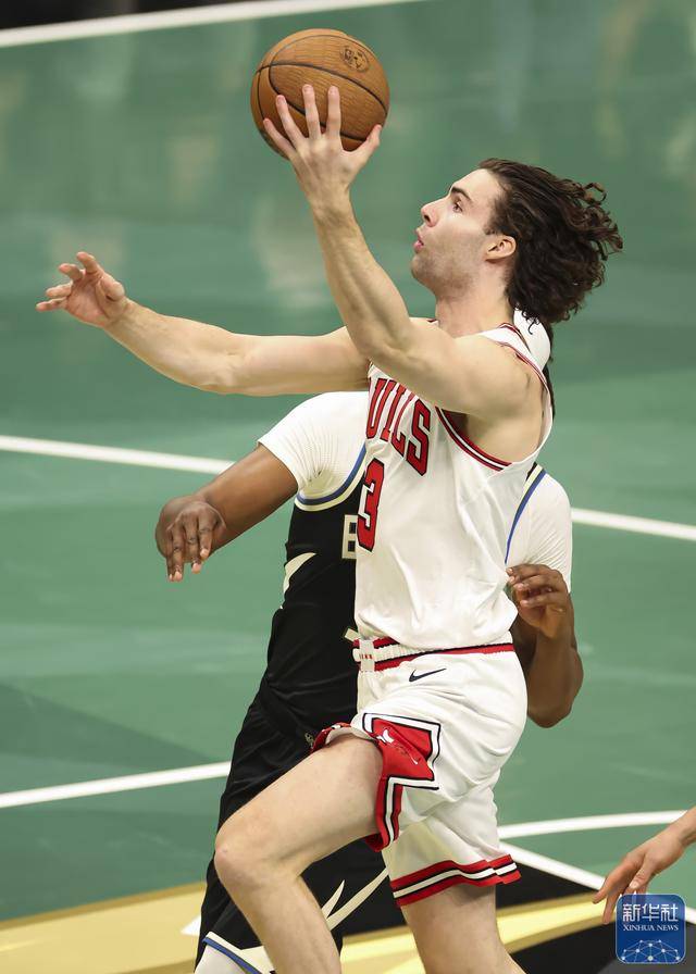 NBA常规赛｜雄(xióng)鹿胜公(gōng)牛