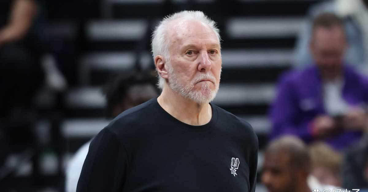 马刺队悬挂旗帜，致敬传奇格雷(léi)格·波波维奇职业生涯